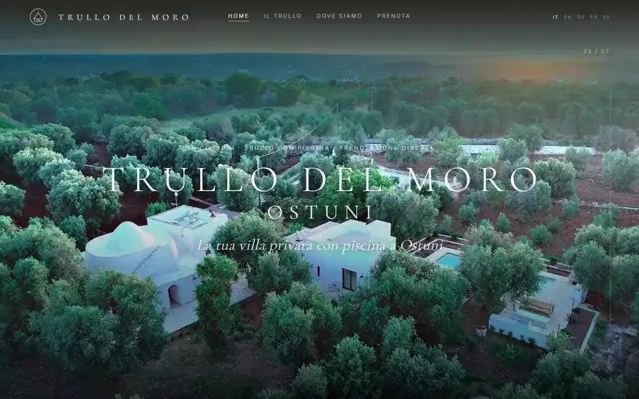Um voo de drone que avança com o scroll: Trullo del Moro.